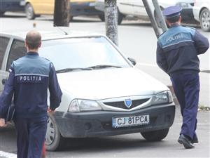 Poliţişti cu bocanci găuriţi 
