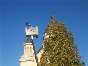 Primele ornamente luminoase ale iernii, montate noaptea trecută FOTO