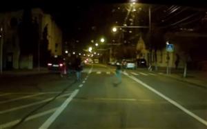 Părinţi inconştienţi la Cluj: slalom printre maşini pe întuneric VIDEO