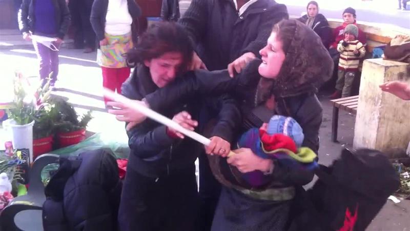 O bătaie generală între romi a izbucnit în centrul Clujului VIDEO