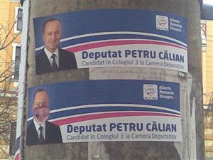 Candidaţii la alegerile parlamentare au rât de porc pe afişele din centru FOTO