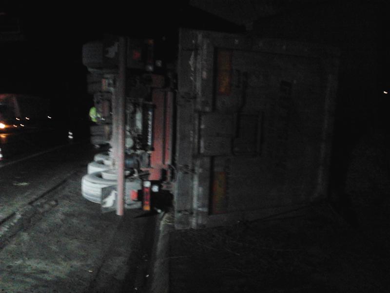 Tir răsturnat sub Autostrada Transilvania FOTO