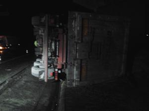 Tir răsturnat sub Autostrada Transilvania FOTO