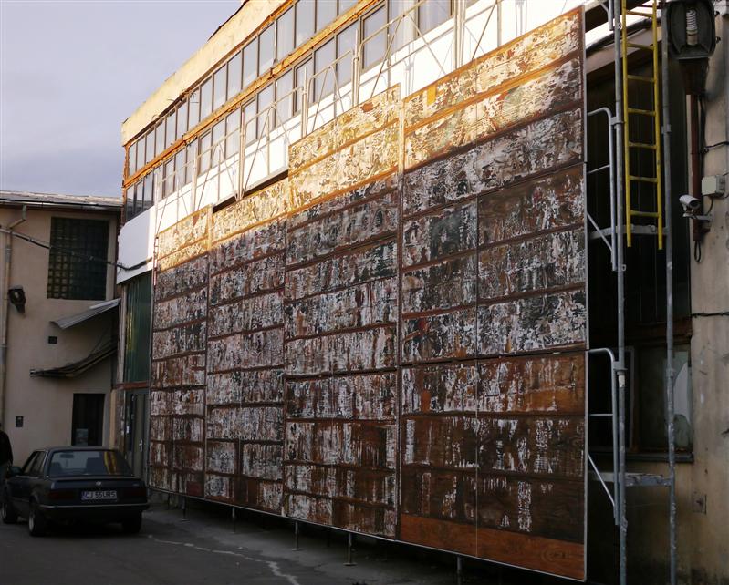 Pictură de mari dimensiuni, pe tema bisericii din Ciucea-Gălpaia, expusă pe faţada Fabricii de Pensule