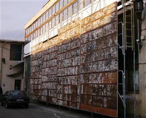 Pictură de mari dimensiuni, pe tema bisericii din Ciucea-Gălpaia, expusă pe faţada Fabricii de Pensule
