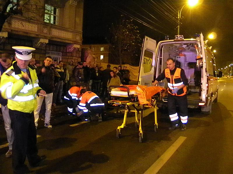 A sărit în faţa maşinilor ca să scape de bătaie. Incidentul a avut loc în centrul Clujului