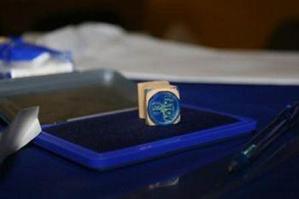 O ştampilă a dispărut, preţ de câteva minute, din secţia 65. Incidentul s-a terminat cu o plângere la BEJ