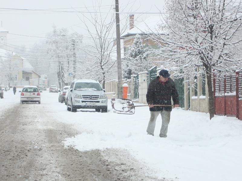 Primăria din Cluj îi somează pe proprietari să cureţe zăpada; a dat deja amenzi de 2000 de lei VIDEO