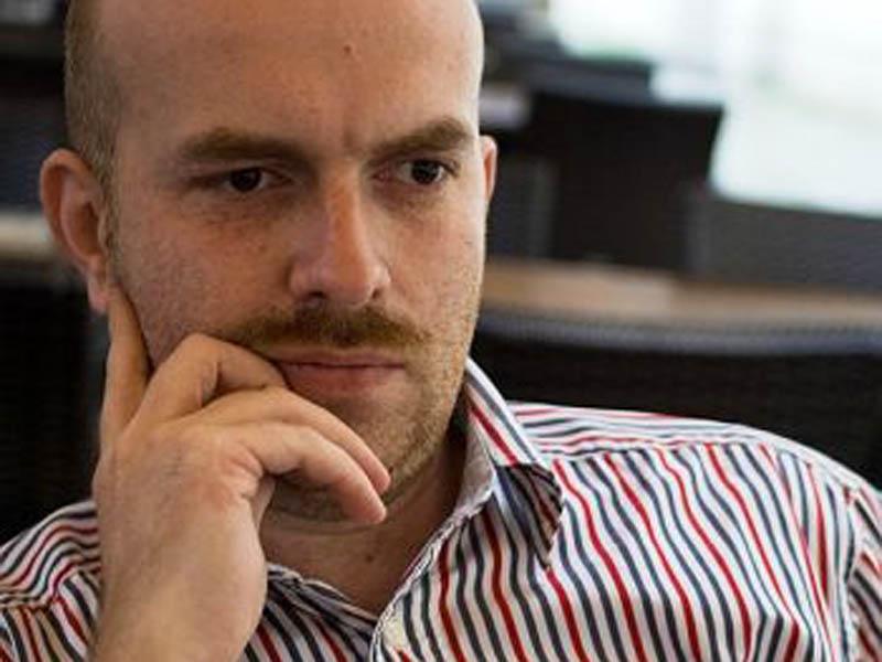 Titlu insultător: un bordel ne-ncăpător, cu voie de la popor