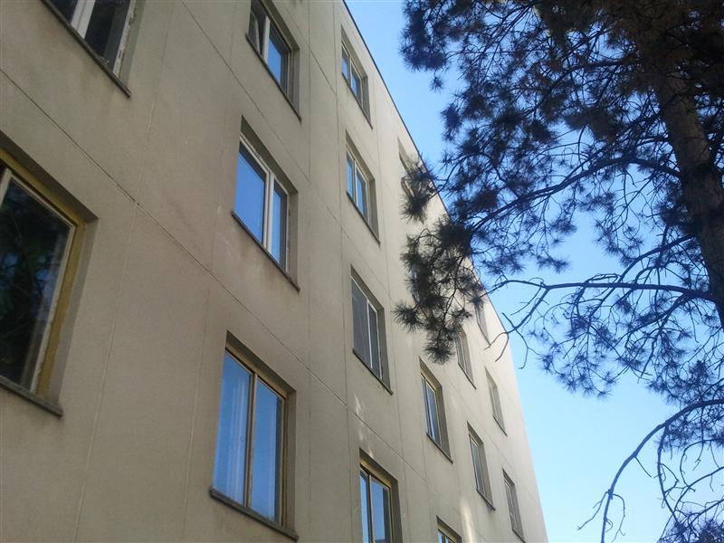 Luni de zile de hârţogărie pentru un automat de cafea. Vezi ce trebuie să facă Universitatea de Artă ca să închirieze un metru pătrat