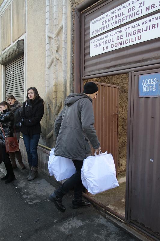 Vârstnicii din Cluj primesc pachete cu alimente de Crăciun, strânse de bloggeri şi înmânate de Boc FOTO/VIDEO