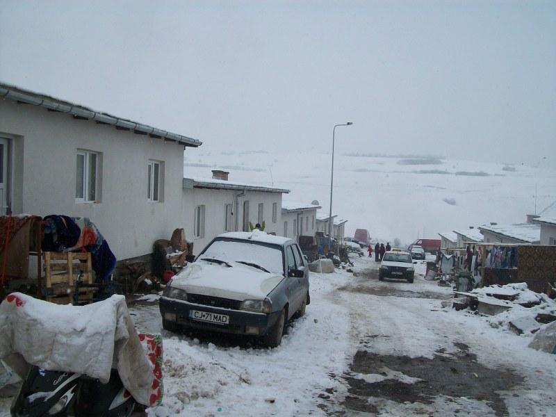Rromii mutaţi în case modulare lângă rampa de gunoi mai stau în case încă un an; Consiliul Local le-a prelungit chiria cu două zile înainte să expire contractele