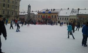 Clujenii au luat cu asalt patinoarul din centrul oraşului FOTO / VIDEO