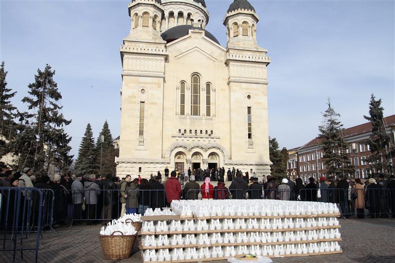 Tradiţii şi credinţe populare de Bobotează: Fetele îşi visează alesul, iar bărbaţii se întrec să scoată crucea din apă