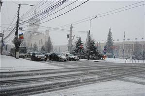 Sfaturile poliţiştilor pe şosea acoperită de zăpadă sau polei: 30 km/h în localităţi, 50 km/h în afară