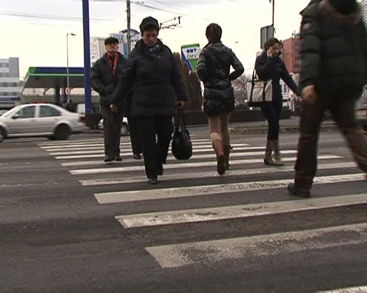 Ce spune Poliţia despre accidentul provocat de poliţişti pe trecerea de pietoni VIDEO