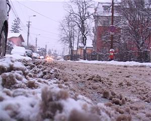 Cum pot firmele să deszăpezească oraşul în weekend, când se aşteaptă ninsori VIDEO