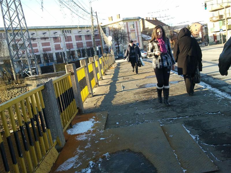 Primăria: Podul peste Someş în centrul Clujului, spart de găuri prin care se vede râul, reparat în acest an