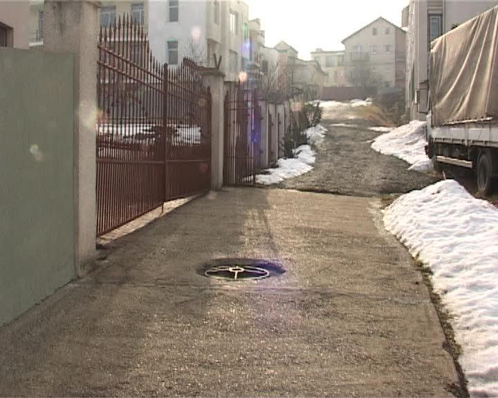 Blocaţi în casă de vecini: desfiinţează un drum de servitute, singura cale de acces în locuinţă. Cum e posibil VIDEO