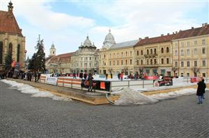 Clujenii au umplut patinoarul din centrul oraşului FOTO