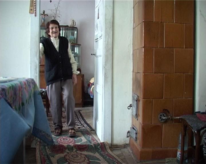 O clujeancă de 100 de ani cultivă legume şi îngrijeşte pomii din grădină. Care e secretul longevităţii sale VIDEO