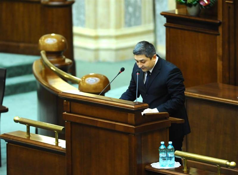 Tişe, la miezul nopţii pe Facebook, în mijlocul dezbaterilor pe bugetul 2013: 