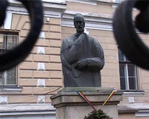 Conducerea liceului unde s-a difuzat muzică obscenă în pauză a verificat CD-urile: piesa nu e printre ele VIDEO