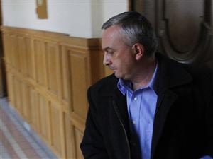 Poliţistul Curt rămâne în arest, dar faptele denunţătorului-cămătar nu par a deranja autorităţile