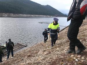 Sute de kilograme de carne aruncate în Lacul Tarniţa. Ar putea fi carne de cal (surse) 