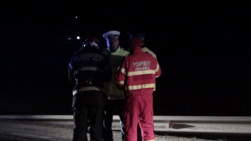 A intrat într-un cap de pod şi s-a răsturnat în şanţul de pe marginea drumului FOTO/VIDEO