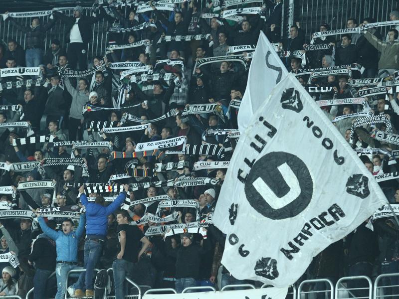 Patruzeci de suporteri de la 