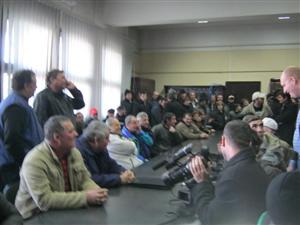 Peste 100 de persoane protestează la Mechel Câmpia Turzii. Oamenii au spart un geam al clădirii de birouri FOTO/VIDEO