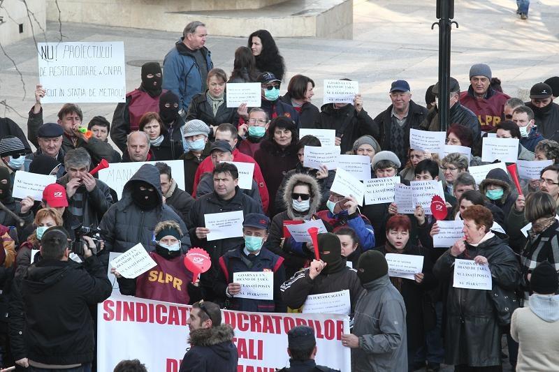 Protest al poştaşilor, cu cagule şi măşti medicale, în faţa Prefecturii GALERIE FOTO / VIDEO