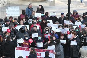 Protest al poştaşilor, cu cagule şi măşti medicale, în faţa Prefecturii GALERIE FOTO / VIDEO