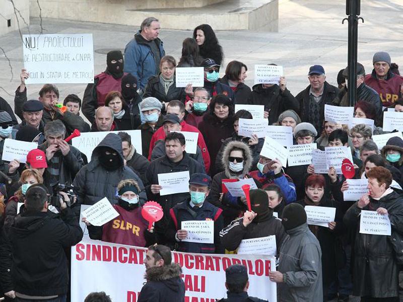 Protest cu cagulele pe faţă şi cu cuţitul la os