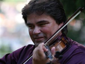 Gabriel Croitoru cântă pe vioara lui Enescu la concertul Fundaţiei Mitropolitul Bartolomeu