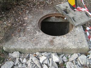 Au spart plăcile de beton ale căminelor de apă ca să fure armătura din fier FOTO