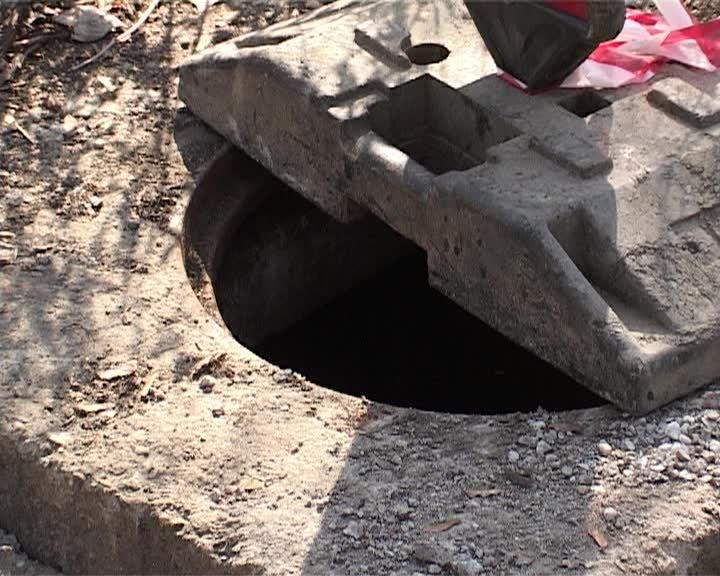 Hoţii de capace de canal fac ravagii la Cluj VIDEO