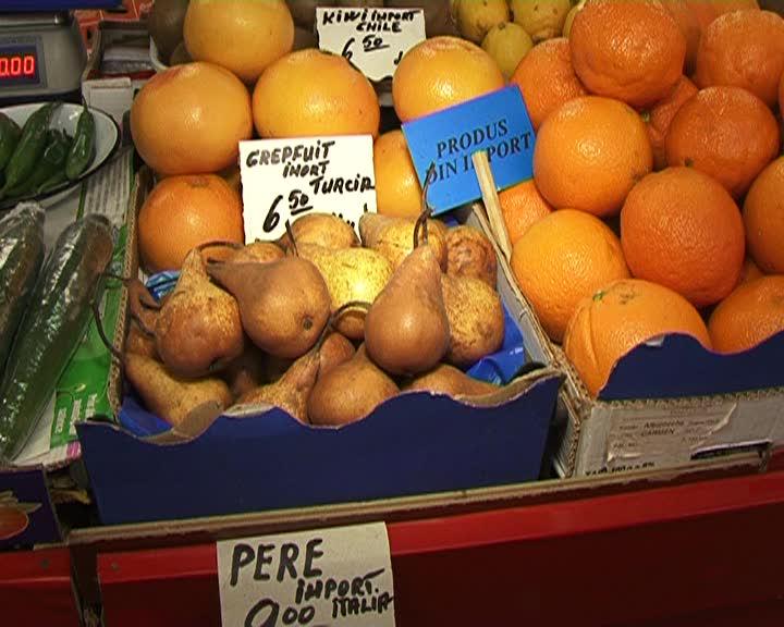 Legume şi fructe contaminate cu pesticide pe piaţa românească VIDEO