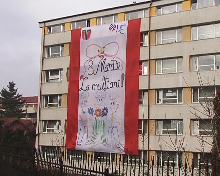 Felicitare uriaşă de 8 Martie pe un cămin studenţesc din Cluj VIDEO