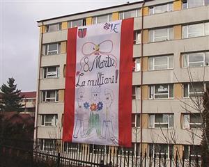 Felicitare uriaşă de 8 Martie pe un cămin studenţesc din Cluj VIDEO