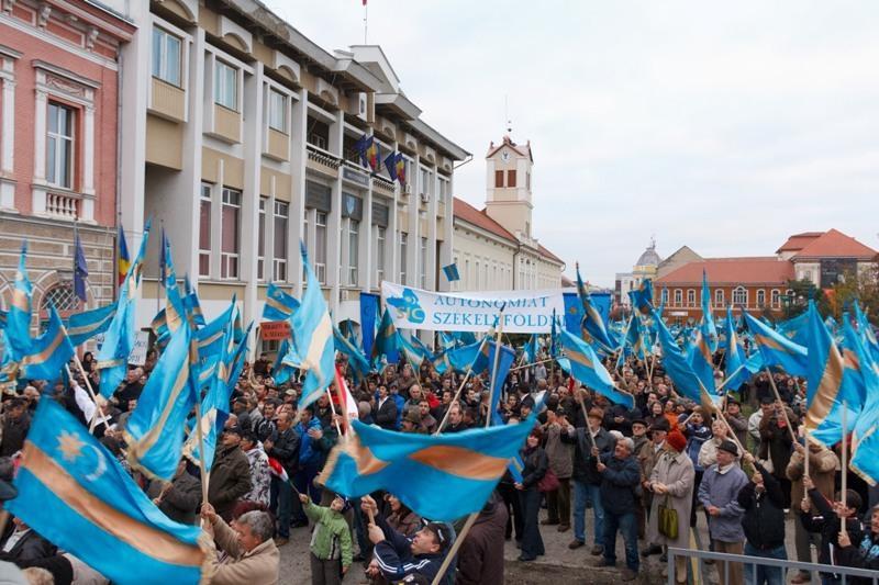 Studiu IRES: cei mai mulţi participanţi dezaprobă arborarea steagului Ţinutului Secuiesc