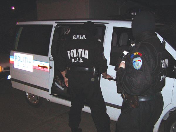 Reţea de traficanţi de droguri din Cluj şi Sibiu, care lucra cu minori, săltată de procurorii DIICOT