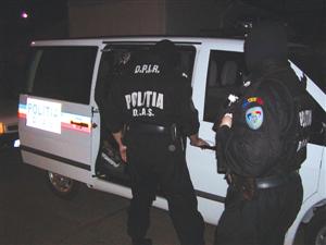 Reţea de traficanţi de droguri din Cluj şi Sibiu, care lucra cu minori, săltată de procurorii DIICOT