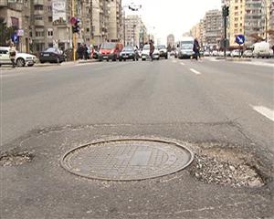 Şoselele Clujului arată ca după bombardament. Ce soluţie are Boc VIDEO