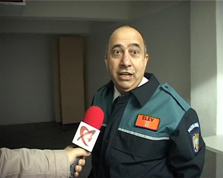 A schimbat chitara pentru pistol şi uniformă VIDEO