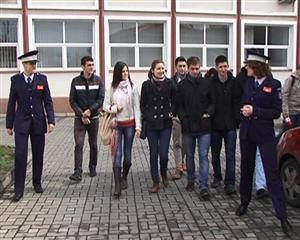 Zeci de tineri s-au înghesuit azi la Şcoala de Poliţie, la Ziua Porţilor Deschise. Ce i-a atras VIDEO 