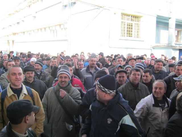 Drumul european E60, blocat iar de protestatarii de la Mechel. Ei cer şoferilor 1 leu pentru ISCT VIDEO