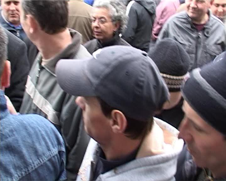 Nu s-au bucurat de bani: foştii angajaţi ai Mechel au primit un sfert din salariile compensatorii, nu le ajung nici pentru datorii VIDEO