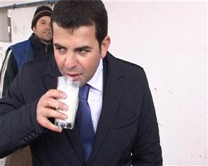 Ministrul Agriculturii şi-a amintit de copilărie la Cluj: a băut lapte proaspăt muls VIDEO